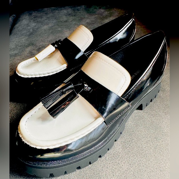 Nine West Loafers. NWT. So chic wth denim and wide pants. Size 8.5.Original bx. - Picture 4 of 8